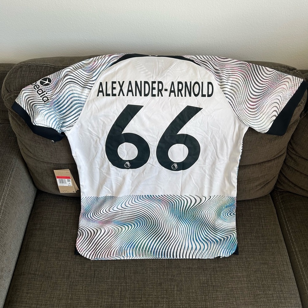Nike Authentic Liverpool 2022/23 Trent Alexander-Arnold Jersey DN2715-101 Mens L